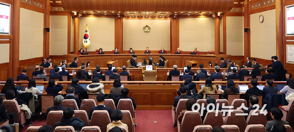 문형배 헌법재판소장 권한대행을 비롯한 재판관들이 18일 서울 종로구 헌법재판소에서 열린 윤석열 대통령 탄핵심판 9차 변론기일에 참석하고 있다. [사진=사진공동취재단]