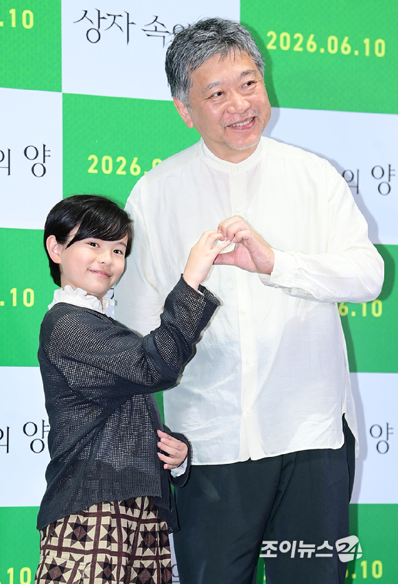 일본 영화감독 고레에다 히로카즈와 배우 쿠와키 리무가 4일 오후 서울 강남구 삼성동 메가박스 코엑스에서 열린 영화 '상자 속의 양'(감독 고레에다 히로카즈) 내한 기자간담회에 참석하고 있다. [사진=정소희 기자]