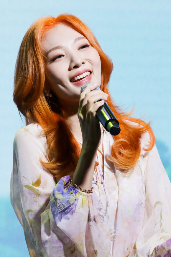 싱어송라이터 볼빨간사춘기 안지영이 20일 온라인으로 진행된 새 미니앨범 'Seoul' 발매 기념 쇼케이스에 참석해 멋진 공연을 펼치고 있다. [사진=쇼파르엔터테인먼트]