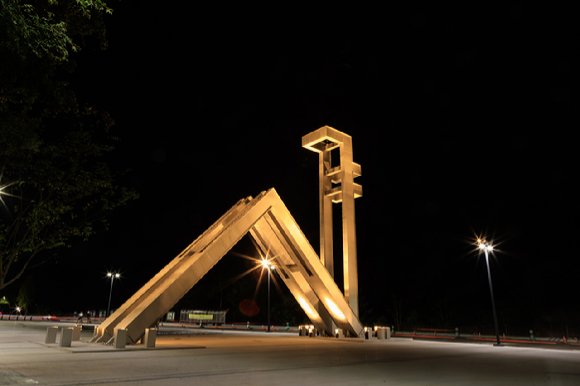 최근 5년간 학교 폭력 등으로 징계를 받아 입학전형에서 감점당하고도 서울대학교에 합격한 학생이 4명인 것으로 나타났다. 사진은 서울대학교 정문. [사진=서울대학교]