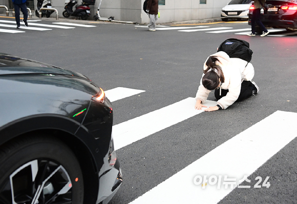 2024학년도 대학수학능력시험(수능시험)이 16일 전국 84개 시험지구 1,279개 시험장에서 일제히 열린 가운데 서울 중구 이화여자외국어고등학교(제15시험지구 제20시험장)에서 수험생이 학부모가 탑승한 차량에 큰절을 올리고 있다. [사진=정소희 기자]