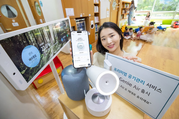 모델이 서울 송파구 어린이집에서 지니에어를 홍보하는 모습. [사진=KT]