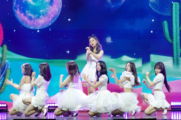 그룹 오마이걸(OH MY GIRL)이 28일 온라인으로 진행된 정규 2집 'Real Love' 발매 기념 쇼케이스에 참석해 멋진 공연을 펼치고 있다. [사진=WM엔터테인먼트]