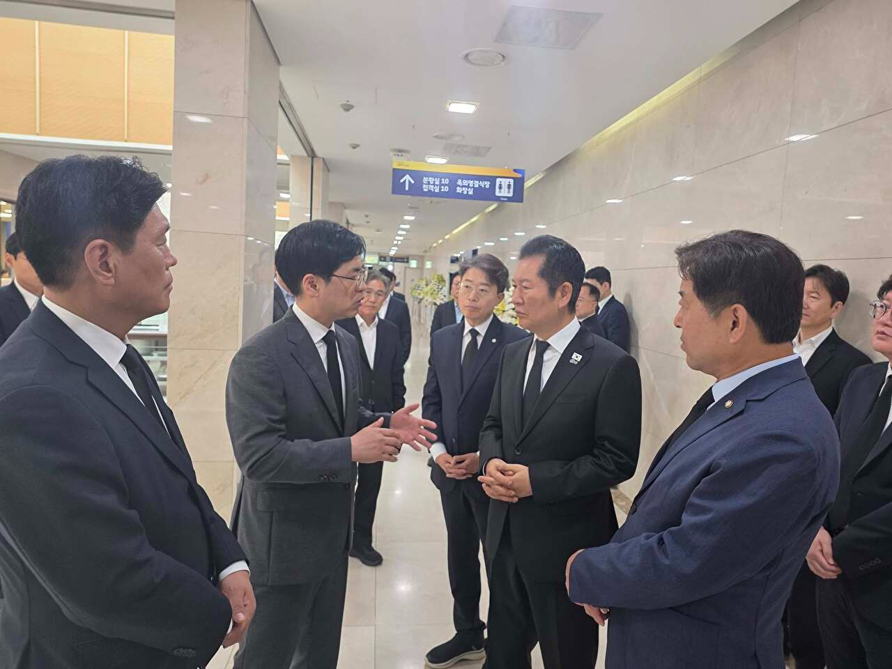 정청래 더불어민주당 대표가 4일 오전 국가전산망 장애 문제를 수습하다 숨진 행정안전부 소속 공무원의 빈소를 조문했다. [사진=박수현 더불어민주당 수석대변인 페이스북]