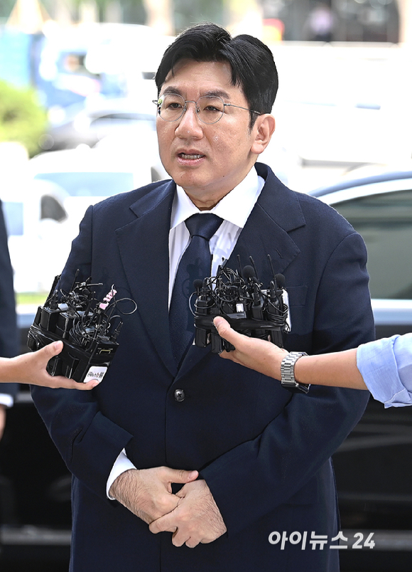 자본시장법상 부정거래행위 금지 위반 혐의를 받는 하이브(HYBE) 방시혁 의장이 15일 오전 서울경찰청 금융범죄수사대에 출석하고 있다. [사진=곽영래 기자]