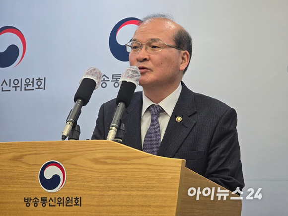 정부과천청사에서 이상인 방송통신위원회 부위원장이 '신뢰받고 혁신하는 글로벌 미디어 강국' 구현을 위한 3대 핵심 과제를 발표하고 있다. [사진=안세준 기자]