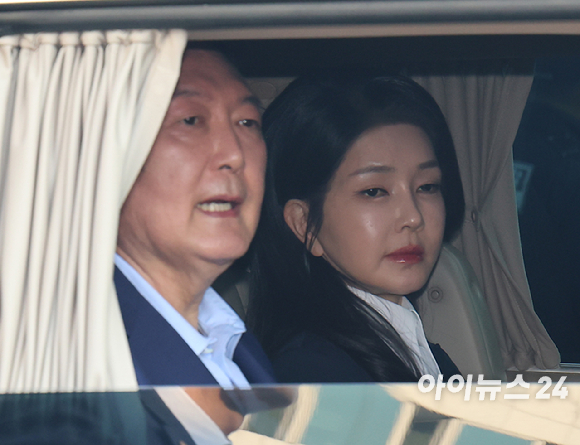윤석열 전 대통령과 김건희 여사가 탄 차량이 지난 4월 11일 오후 서울 용산구 한남동 대통령 관저를 떠나 서초동 사저로 이동하고 있다 [사진=정소희 기자]