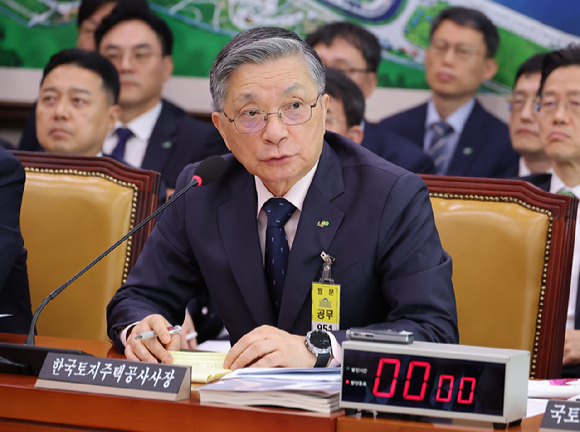 이한준 한국토지주택공사(LH) 사장이 14일 서울 여의도 국회에서 열린 국토교통위원회 국정감사에서 의원 질의에 답변하고 있다. [사진=연합뉴스]