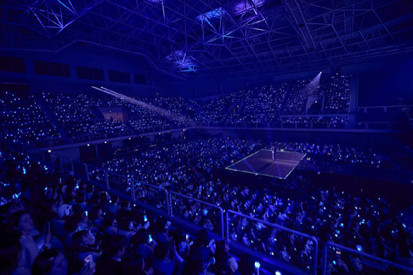 도경수가 아시아 투어 'DO it!'의 앙코르 콘서트에서 팬들을 만나고 있다. [사진=컴퍼니수수]