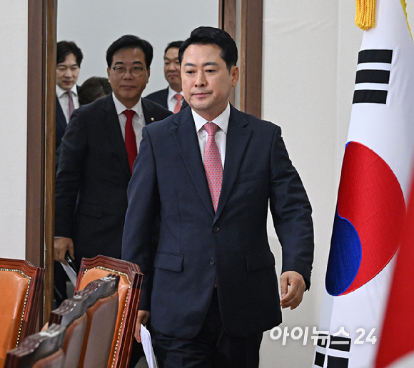 장동혁 국민의힘 대표와 송언석 원내대표가 8일 국회에서 열린 최고위원회의에 참석하고 있다. [사진=곽영래 기자]