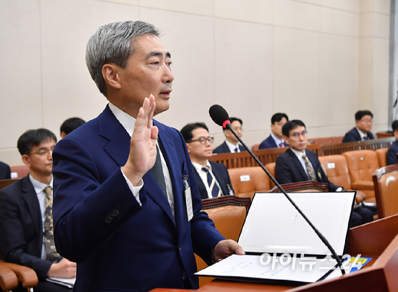 신현송 한국은행 총재 후보자가 15일 서울 여의도 국회 재정경제기획위원회에서 열린 인사청문회에서 선서를 하고 있다. [사진=곽영래 기자]