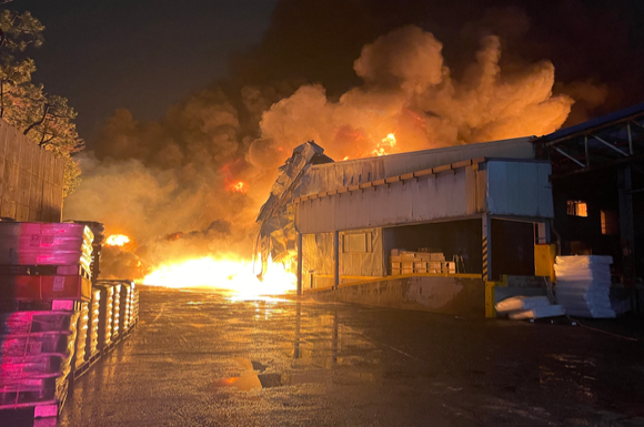 지난 23일 오후 6시 55분경 울산시 남구 효성티앤씨 공장에서 큰 불이 났다. [사진=뉴시스]