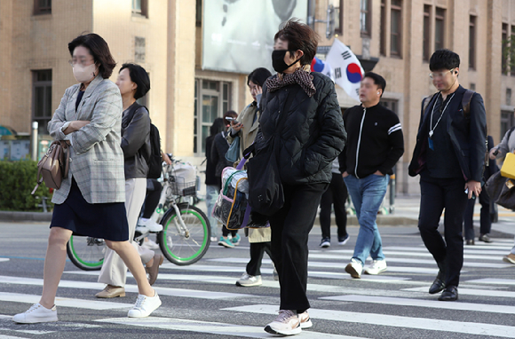 지난 5일 오전 서울 종로구 세종대로 사거리에서 외투를 입은 시민들이 발걸음을 재촉하고 있다. [사진=뉴시스]