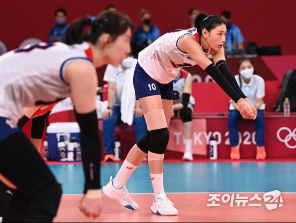 6일 오후 일본 도쿄 아리아케 아레나에서 열린 2020 도쿄올림픽 여자 배구 준결승 대한민국 대 브라질의 경기가 진행됐다. 한국 김연경이 리시브를 준비하고 있다.