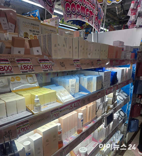 도쿄 신주쿠 시내 한 드럭스토어에 마련된 아누아 코너. [사진=박은경 기자]
