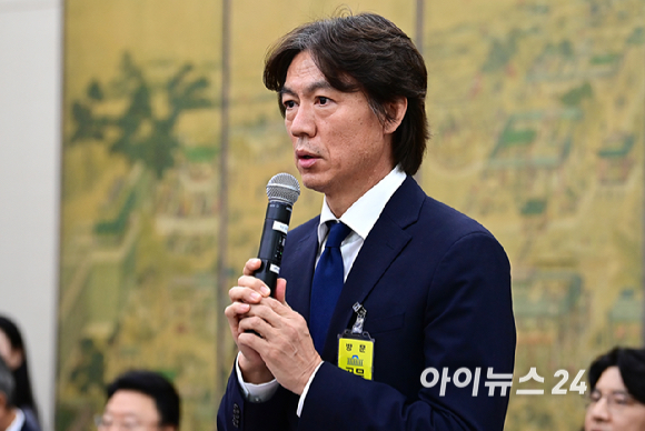 홍명보 대한민국 축구대표팀 감독이 24일 서울 여의도 국회에서 열린 문화체육관광위원회의 대한축구협회 등에 대한 현안질의에서 의원 질의에 답하고 있다. [사진=곽영래 기자]