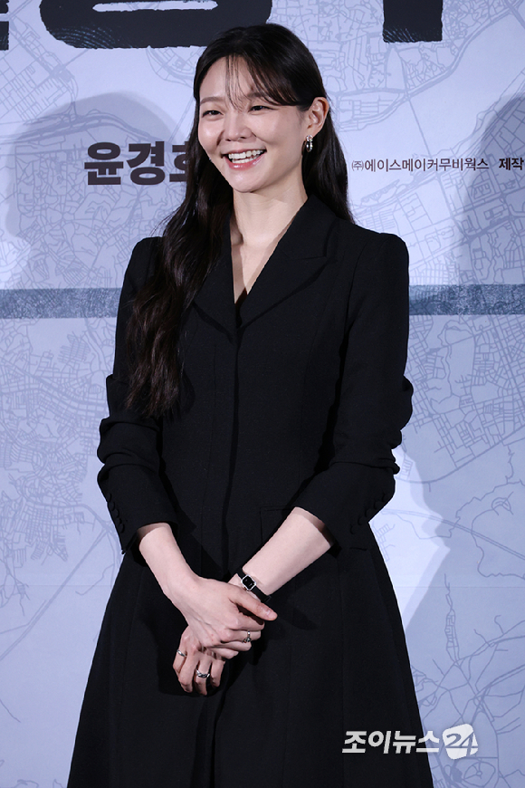 배우 이솜이 9일 오전&nbsp;서울 CGV 용산아이파크몰점에서 열린 영화 '끝장수사'(감독 박철환) 제작보고회에 참석해 포즈를 취하고 있다. [사진=문수지 기자]