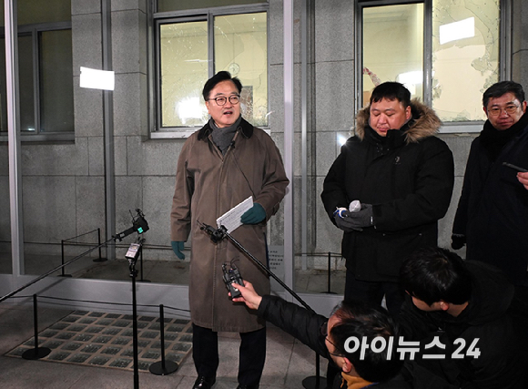 우원식 국회의장이 3일 서울 여의도 국회에서 열린 '그날 12.3 다크투어'에서 직접 도슨트로 나서 시민들을 안내하고 있다. [사진=곽영래 기자]