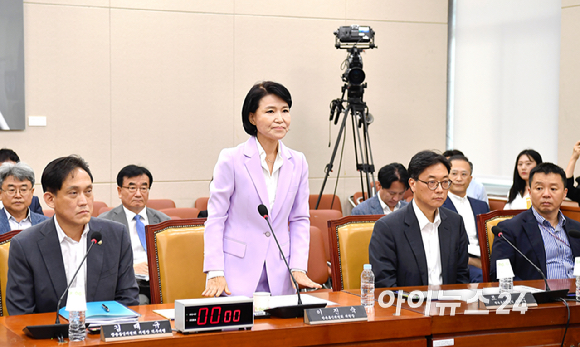 직무 정지된 이진숙 방송통신위원장이 14일 오후 서울 여의도 국회 과학기술정보방송통신위원회에서 열린 방송장악 2차 청문회에 참석하고 있다. [사진=곽영래 기자]