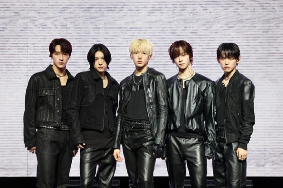 신인 보이그룹 KEYVITUP(키빗업. 현민&middot;태환&middot;세나&middot;재인&middot;루키아)이 8일 서울 합정동 NOL 씨어터 합정 동양생명홀에서 열린 쇼케이스에서 포토타임을 갖고 있다. [사진=인코드]