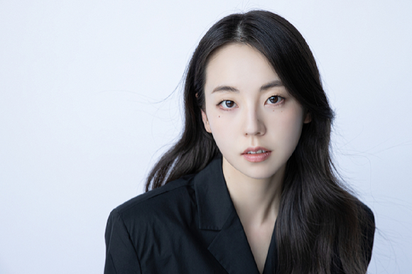 배우 안소희가 프로필 촬영에서 포즈를 취하고 있다. [사진=BH엔터테인먼트]