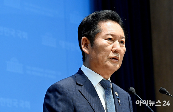 정청래 전 더불어민주당 대표가 13일 서울 여의도 국회 소통관에서 당 대표 연임 도전 기자회견을 하고 있다. [사진=곽영래 기자]