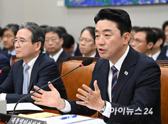 강훈식 대통령 비서실장이 6일 서울 여의도 국회에서 열린 운영위원회의 대통령비서실과 국가안보실, 대통령경호처 등에 대한 국정감사에서 질의에 답하고 있다. [사진=곽영래 기자]