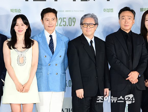 (왼쪽부터)손예진-이병헌-박찬욱 감독-이성민이 19일 오전 서울 용산구 CGV아이파크몰점에서 열린 영화 '어쩔수가없다'(감독 박찬욱) 제작보고회에 참석하고 있다. [사진=정소희 기자]