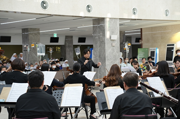 지난 3일  포항성모병원 로비에서 열린음악회가 열리고 있다. [사진=포항성모병원]