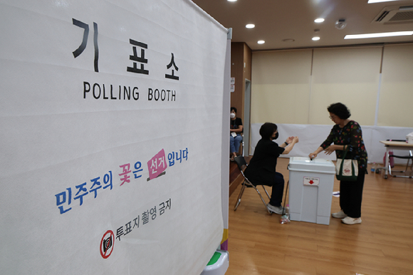 제9회 전국동시지방선거일인 3일 서울 동작구 상도4동 주민센터에 마련된 투표소에서 유권자들이 투표하고 있다. 2026.6.3 [사진=연합뉴스]