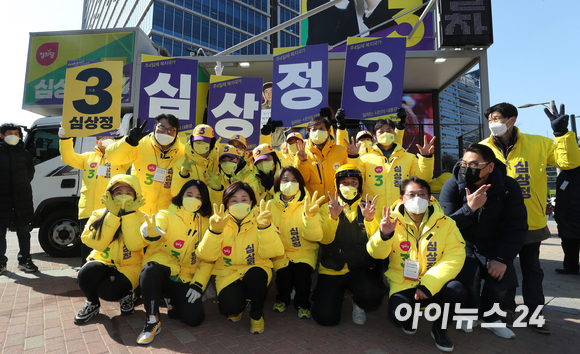 정의당 심상정 대선후보와 배진교 원내대표가 24일 오후 서울 구로구 지플러스타워 유세를 마친 뒤 선거운동원들과 기념사진을 찍고 있다. [사진=국회사진취재단]