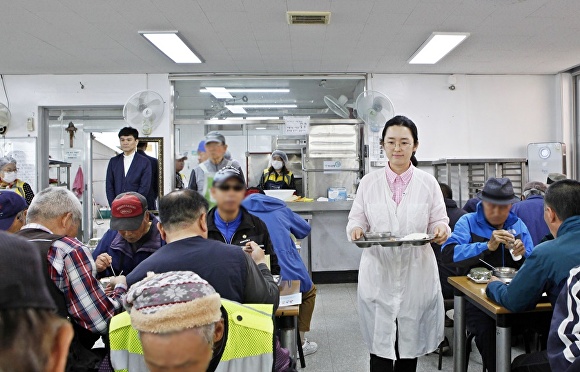 대전성모병원은 8일 어버이날을 맞아 지역의 무료 급식소를 방문해 배식 봉사 등 다양한 나눔 활동을 실시했다.[사진=대전성모병원]