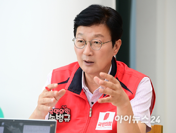 국민의힘 최고위원 출마를 선언한 손범규 인천 남동갑 당협위원장이 29일 인천 남동구에 위치한 개인사무실에서 아이뉴스24와 인터뷰를 갖고 있다. [사진=정소희 기자]