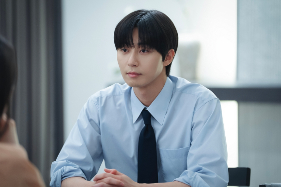 배우 박서준이 JTBC 토일드라마 '경도를 기다리며'에서 열연하고 있다. [사진=SLL, 아이엔, 글뫼]