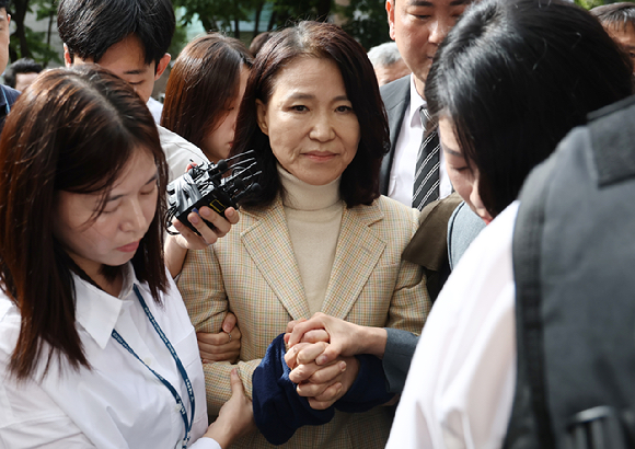 이진숙 전 방송통신위원장이 4일 오후 체포적부심사를 받기 위해 서울남부지법으로 출석하며 국민의힘 배현진 의원과 손을 잡고 있다. 2025.10.4 [사진=연합뉴스]