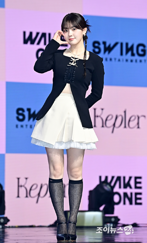 걸그룹 케플러(Kep1er) 김채현이 25일 오후 서울 광진구 예스24 라이브홀에서 열린 다섯 번째 미니앨범 'Magic Hour' 쇼케이스에서 포토타임을 갖고 있다. [사진=곽영래 기자]