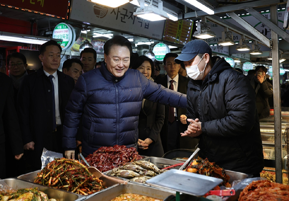 윤석열 대통령이 25일 경기도 의정부시 의정부제일시장을 찾아 상인들을 만나고 있다. 2024.01.25. [사진=대통령실]