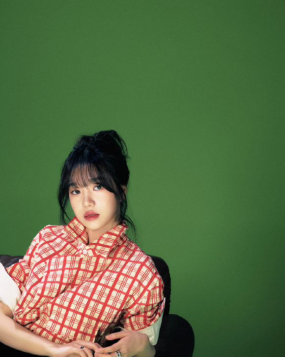 배우 조유리가 넷플릭스 시리즈 '오징어 게임' 시즌3 인터뷰에 앞서 포즈를 취하고 있다. [사진=넷플릭스]