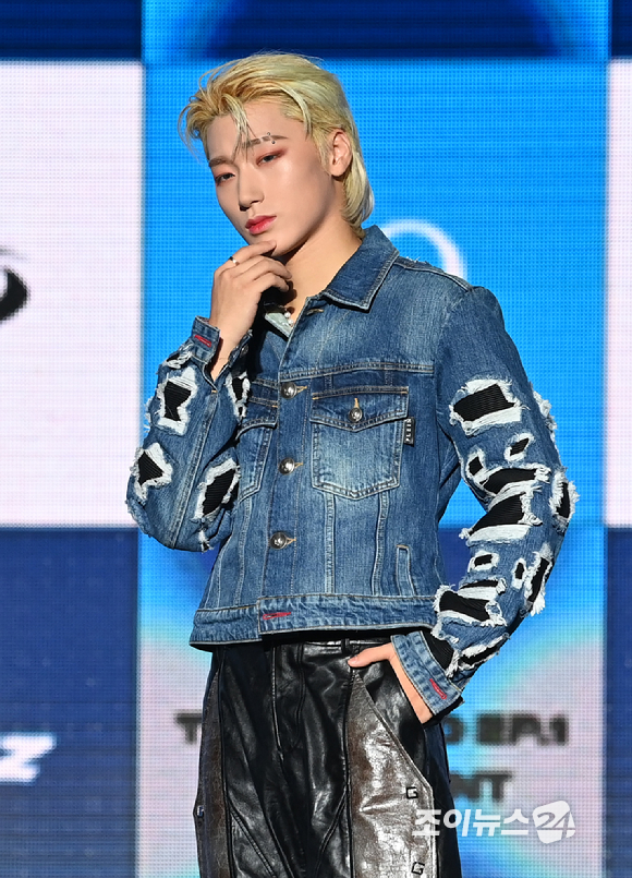 그룹 에이티즈 산이 28일 오후 서울 광진구 군자동 세종대학교 대양홀에서 열린 신보 '더 월드 에피소드 1 : 무브먼트(THE WORLD EP.1 : MOVEMENT)' 발매 기념 쇼케이스에서 포즈를 취하고 있다. [사진=김성진 기자]