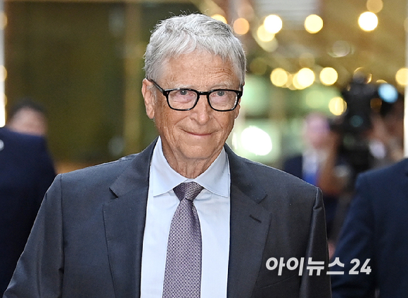 빌 게이츠 게이츠재단 이사장이 14일 조정식 국회의장을 면담하기 위해 국회의장실로 이동하고 있다. [사진=곽영래 기자]