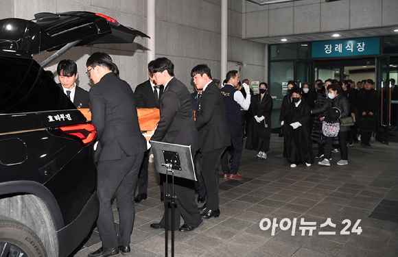 27일 오전 서울 송파구 서울아산병원 장례식장에서 배우 故 이순재의 발인식이 엄수되고 있다. [사진=곽영래 기자]