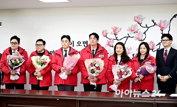 한동훈 국민의힘 비상대책위원장이 7일 오후 서울 여의도 국민의힘 중앙당사에서 열린 국민인재 영입 환영식에서 (왼쪽부터) 채원기 변호사, 이상규 한국청년임대주택협회 회장, 이영훈 전 한국청년회의소(JC) 중앙회장, 한정민 삼성전자 DS부문 연구원, 김소희 재단법인 기후변화센터 사무총장, 김효은 EBSi 영어강사와 기념촬영을 하고 있다. [사진=곽영래 기자]