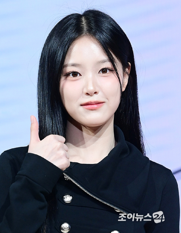 밴드 레이턴시 현진이 18일 오후 서울 마포구 상암동 쇼킹케이팝센터에서 열린 레이턴시(LATENCY) 첫 미니앨범 '레이트 오'클락'(LATE O'CLOCK) 쇼케이스에서 포토타임을 갖고 있다. [사진=정소희 기자]