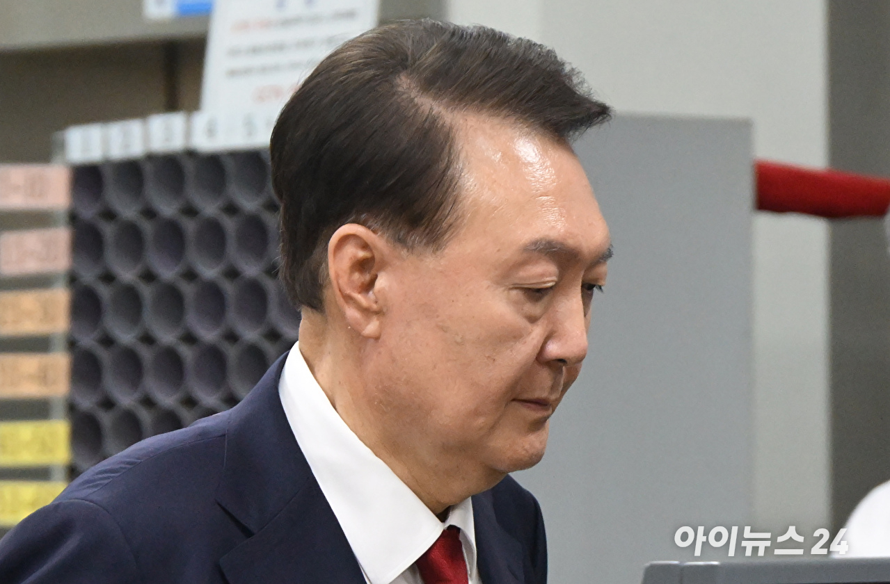 12.3 비상계엄 사태 관련 내란 혐의를 받는 윤석열 전 대통령이 9일 서울 서초구 서울중앙지방법원에서 구속 전 피의자 심문(영장실질심사)을 마치고 대기 장소인 서울구치소로 이동하고 있다. [사진=사진공동취재단]