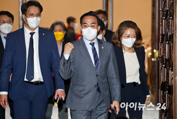 더불어민주당 박홍근 원내대표가 12일 오후 서울 여의도 국회에서 열린 제83차 정책의원총회를 마친 뒤 회의장을 나서고 있다. [사진=김성진 기자]