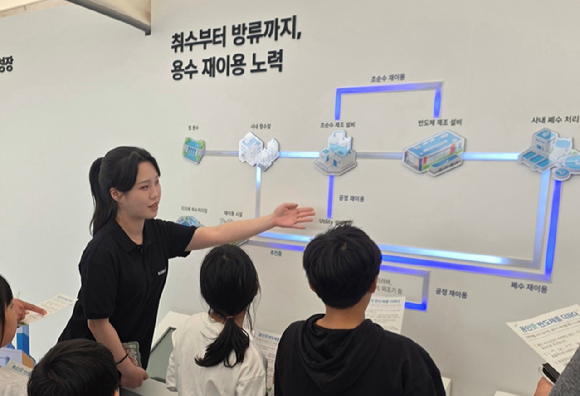 '2026 용인 사이버 과학축제' 첫째 날인 3일 삼성전자 부스에는 청소년과 어린이 등 지역 주민 6000여 명이 방문했다. 삼성전자 팹 인근 오산천에 돌아온 수달 가족을 모티브로 제작된 캐릭터 '달수'와 사진을 찍는 어린이들. [사진=삼성전자]