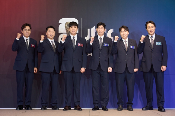 캐스터 배성재 이광용 정용검, 해설위원 박지성 김환 이주헌이 21일 오전 서울 중구 앰배서더 서울 풀만 호텔에서 열린 JTBC '2026 FIFA 북중미 월드컵' 중계진 기자간담회에서 포즈를 취하고 있다. [사진=JTBC]