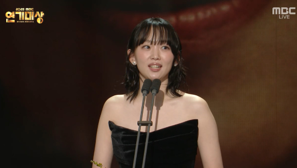 서강준이 30일 서울 상암 MBC신사옥 미디어센터에서 열린 '2025 MBC 연기대상'에서 수상소감을 이야기 하고있다. [사진=MBC 방송화면 캡처]