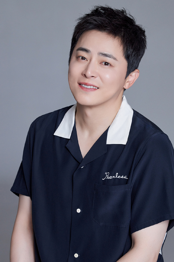 배우 조정석이 영화 '좀비딸' 인터뷰에 앞서 포즈를 취하고 있다. [사진=NEW]