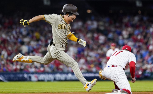 MLB 샌디에이고에서 뛰고 있는 김하성(왼쪽)이 22일(한국시간) 열린 필라델피아와 NLCS 3차전 7회초 타석에서 안타성 타구를 치고 1루로 전력 질주하고 있다. 상대 호수비에 타구가 잡혔고 김하성은 1루에서 아웃됐다. [사진=뉴시스]